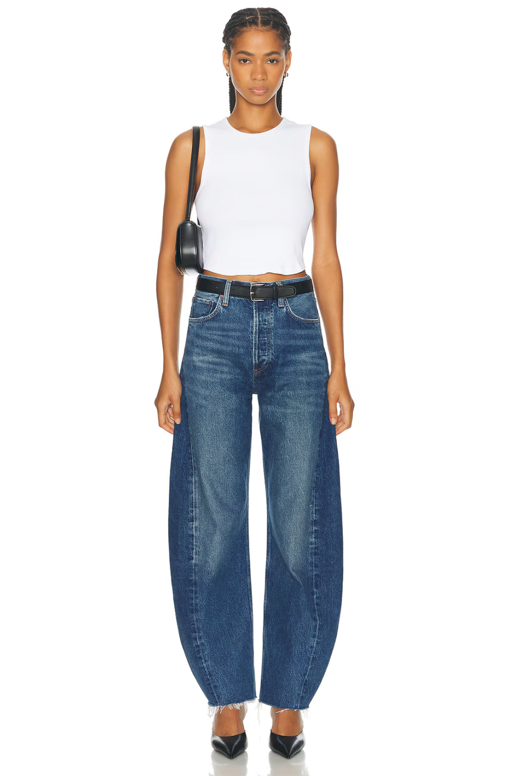 The Rise of Curved Tapered Women's Jeans: A Trend Worth Embracing